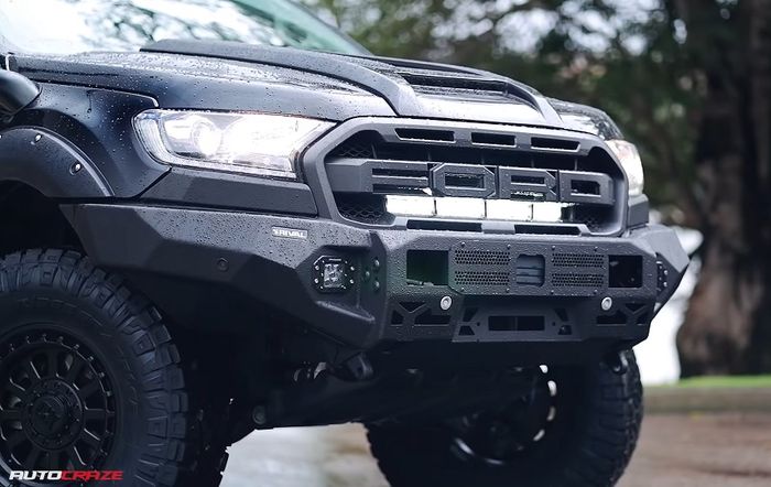 Tampilan depan modifikasi Ford Everest dengan gaya semi off-road