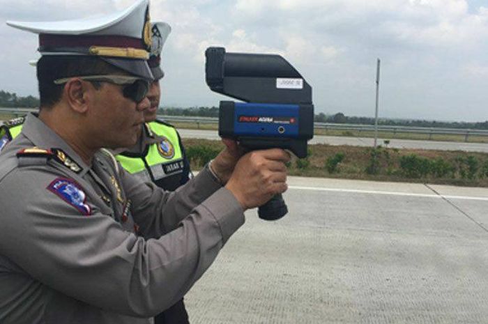 Polisi Lantas di jalan tol bakal dilengkapi dengan speed gun untuk mengukur kecepatan pengguna tol, laju lebih dari 100 km/jam siap-siap kena tilang
