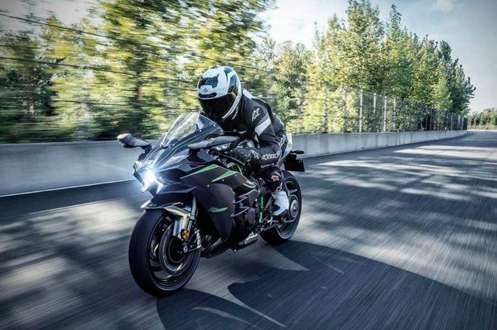 Desain Kawasaki Ninja H2 agresif dengan banyak lekukan yang menunjang aerodinamika