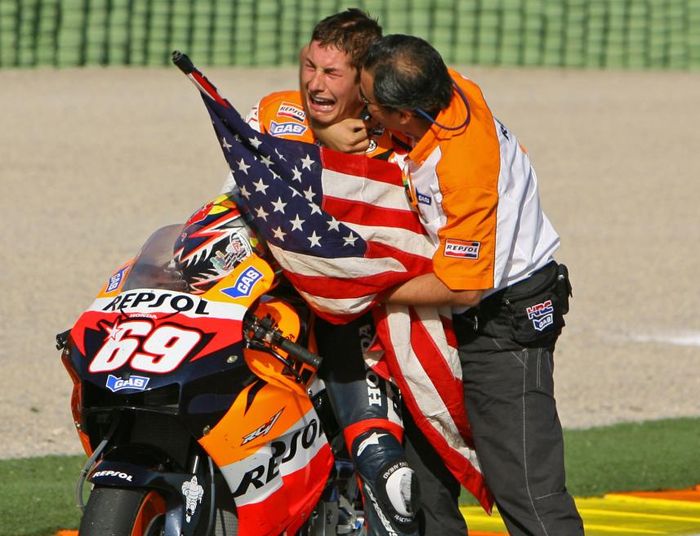 Valentino Rossi dan Nicky Hayden harus menjalani pertarungan sengit dalam memperebutkan gelar dunia MotoGP 2006