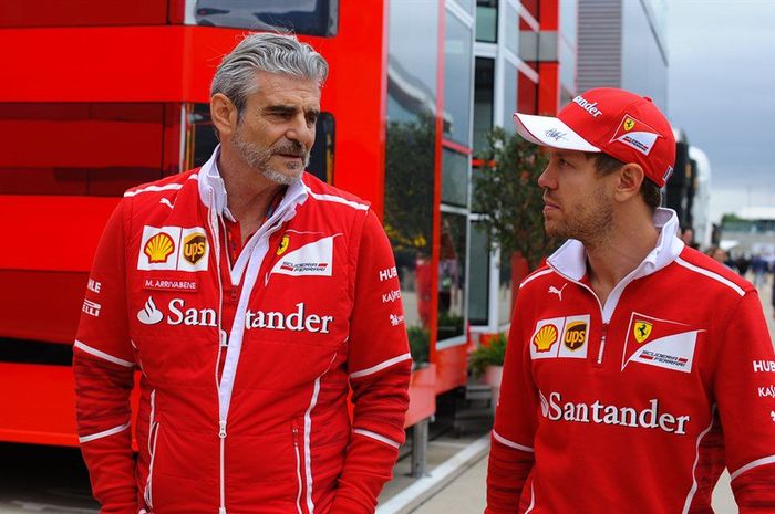 Bos tim Ferrari Maurizio Arrivabene dan Sebastian Vettel di GP F1 Inggris 2017, tahun depan tidak ada lagi nama sponsor Santander di tim Ferrari