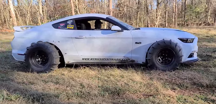 Modifikasi ekstrem Ford Mustang pakai spacer custom dan ban gambot