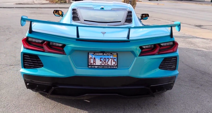 Balutan warna Blue Metallic Teal melabur seluruh bodi Corvette C8