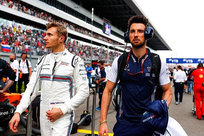 Sergey Sirotkin (kiri) menjelang balapan di negaranya, F1 Rusia