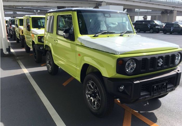 Suzuki Jimny dengan warna Kynetic Yellow