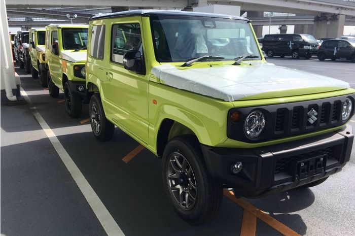 Suzuki Jimny dengan warna Kynetic Yellow