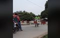 Video: Nekat! Pengendara Motor Ngeyel Banget, Nggak Sayang Nyawa