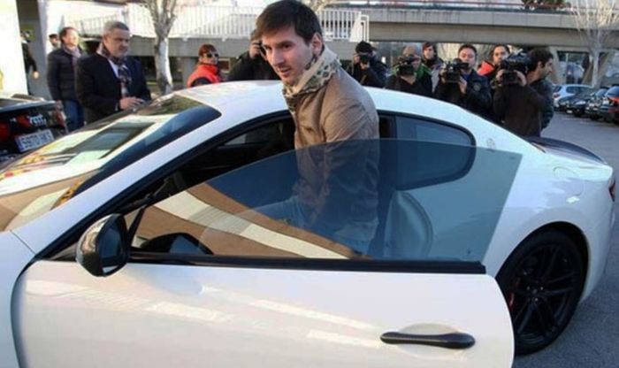 Messi dengan Ferrari F430-nya