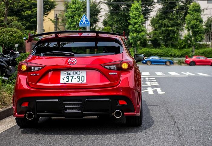 Mazda3 dengan body kit agresif