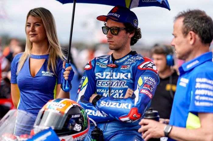 Pembalap MotoGP dari tim Suzuki Ecstar, Alex Rins (tenga) sebelum beraksi di MotoGP Argentina, Minggu (31/3/2019)