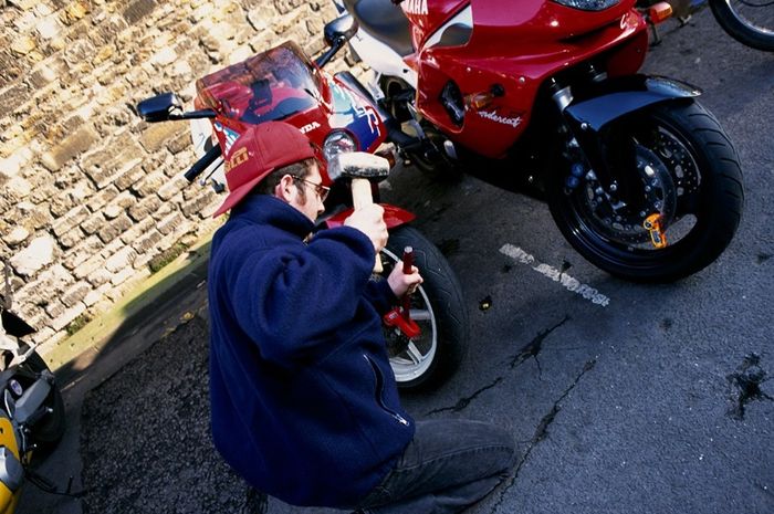 Ilustrasi maling motor