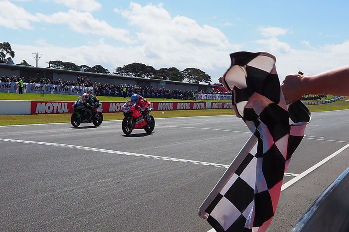 Jonathan Rea (kiri) dan Marco Melandri berebut finish terdepan di superbike Australia 2018 hari Minggu