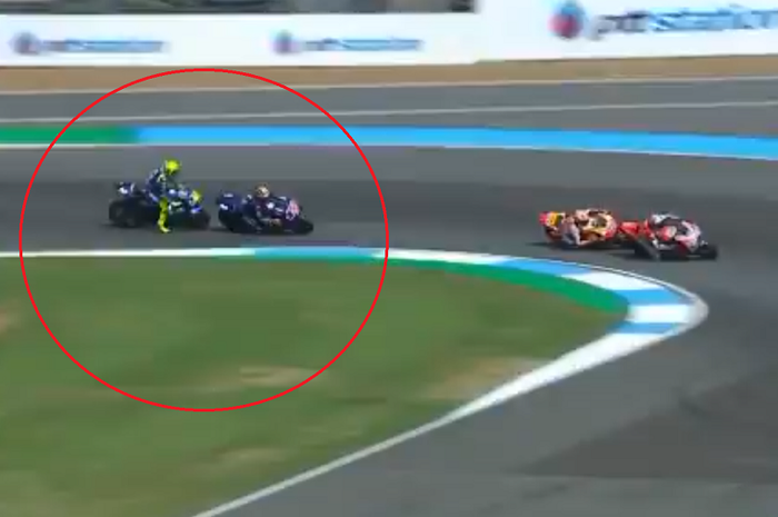 Valentino Rossi hampir tabrak Maverick Vinales di MotoGP Thailand 2018