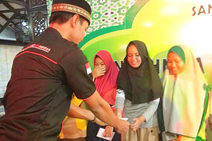 buka puasa bersama dan santunan yatim dan dhuafa dari Kijang Retro Indonesia