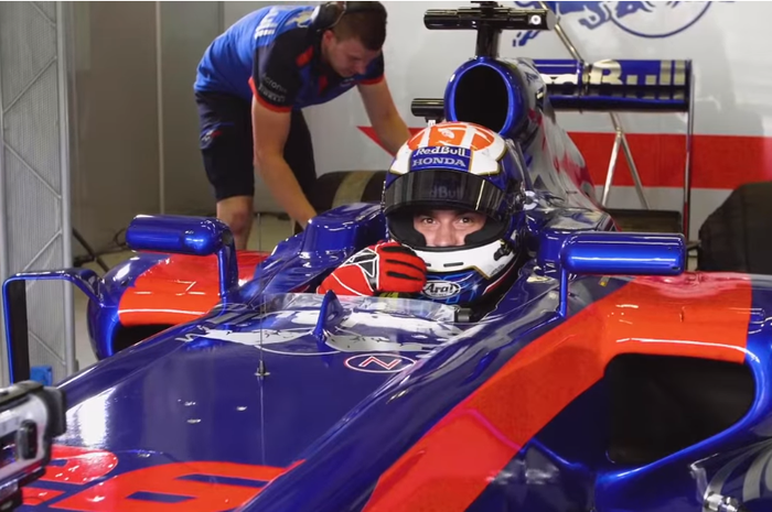Dani Pedrosa saat menunggani mobil F1 Red Bull Motorsports