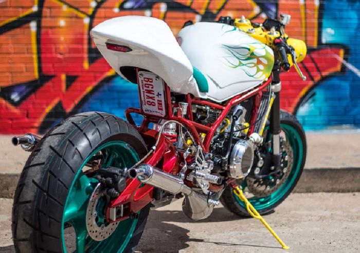 Yamaha RZ350 &ldquo;Lab Rat&rdquo; racing look dari Swinndustries