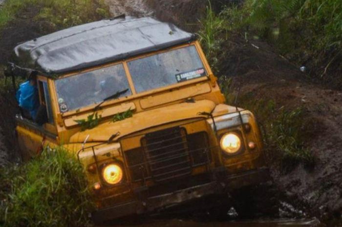 Land Rover klasik siap menjelajah Hutan Sukawarna di kawasan Lembang, Bandung