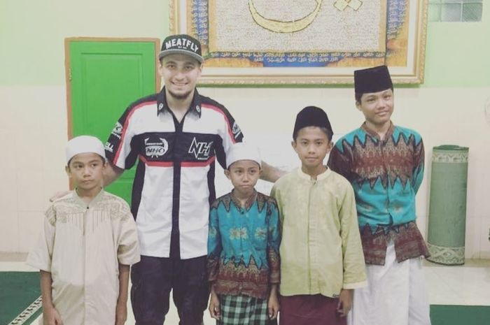 Karel Abraham mengunjungi panti asuhan di Jakarta