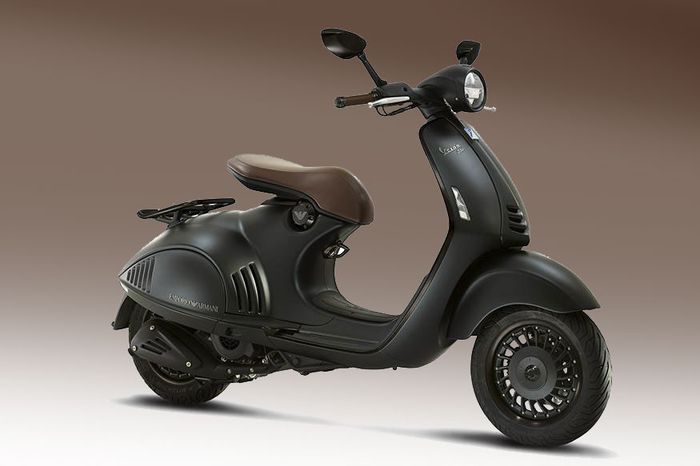 Vespa 946 Emporio Armani