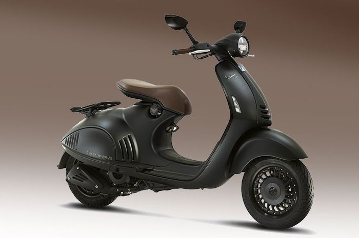 Vespa 946 Emporio Armani