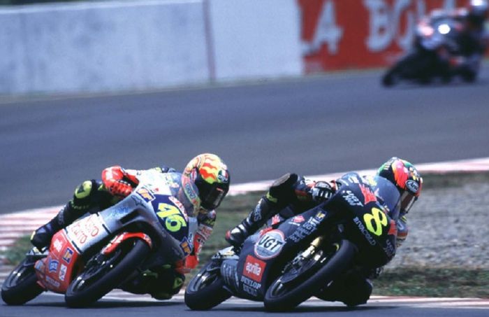 Valentino Rossi mengejar posisi pertama di GP Indonesia, 1997