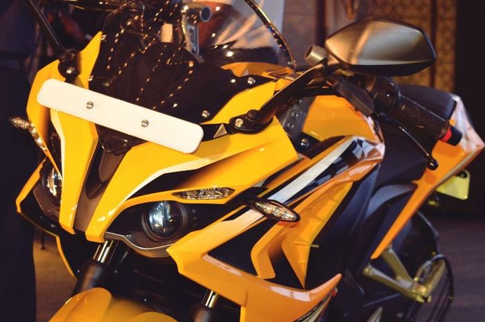 Tampilan fascia Bajaj Pulsar RS400