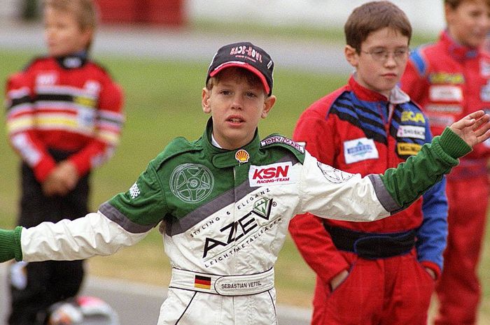 Sebastian Vettel pernah menggunakan baju balap dengan nuasa warna hijau di balap gokart