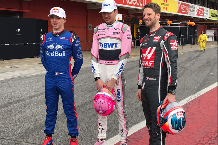 Tiga pembalap F1 asal Prancis, dari kiri ke kanan, Pierre Gasly, Esteban Ocon, dan Romain Grosjean