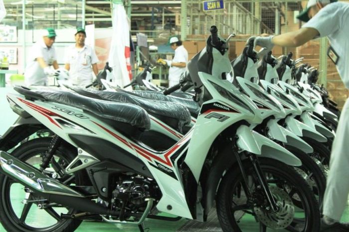 Pengecekan tahap akhir perakitan motor bebek Honda Revo FI