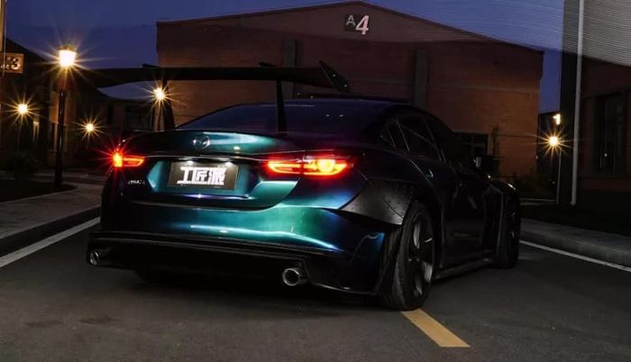 Tampilan belakang modifikasi Mazda6