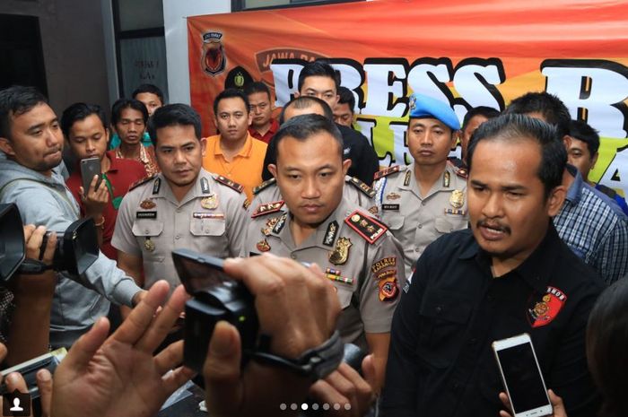 Kepolisian Resort Karawang memberikan press release