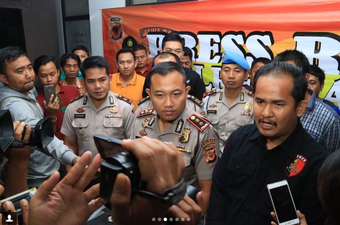 Kepolisian Resort Karawang memberikan press release