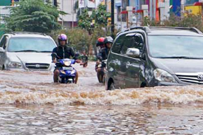 Waspada berkendara di jalan banjir