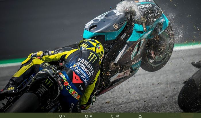 Momen saat Valentino Rossi nyaris tertimpa ringsekan motor Franco Morbidelli.