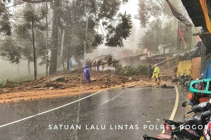 Longsor di jalur Puncak Bogor di tiga titik mesjid Atta'awun, Riung Gunung dan Green Ville