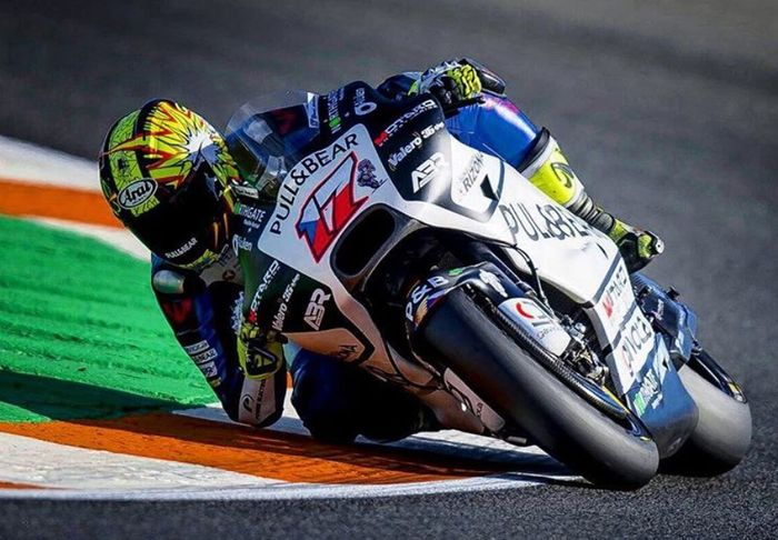 Karel Abraham sepanjang musim 2017 menggunakan helm dengan brand Arai