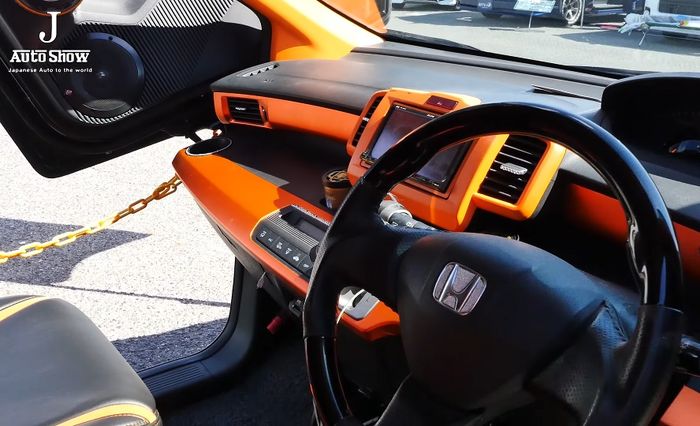 Tampilan kabin modifikasi Honda Freed didominasi aksen warna oranye