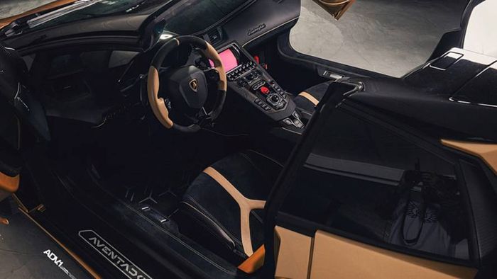 Tampilan kabin Lamborghini Aventador kelir emas