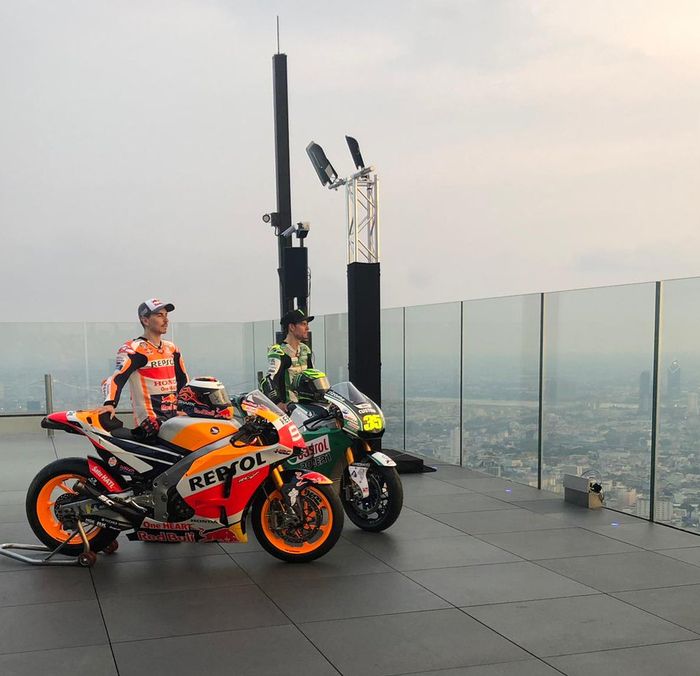 Jorge Lorenzo dan Cal Crutchlow berpose dengan motornya masing-masing memandang kota Bangkok