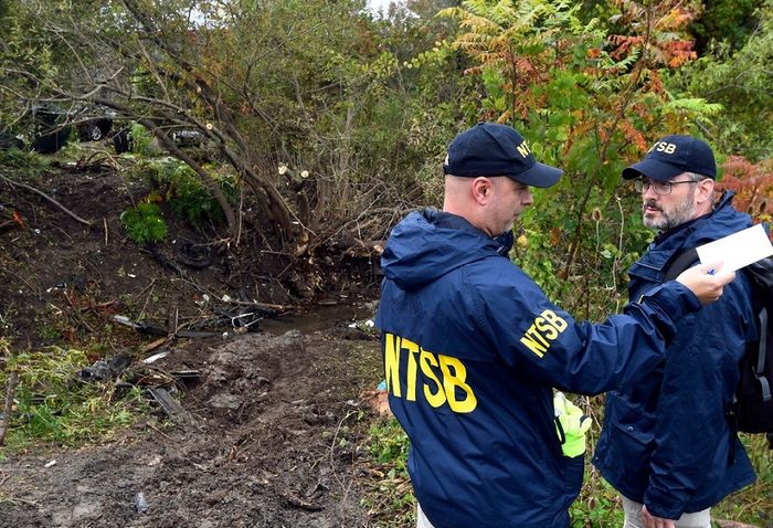 Penyidik NTSB sedang melakukan penyidikan di jurang tempat limo mendarat