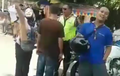 Emak-emak Enggak Terima Ditilang Polisi, Malah Gampar Perekam Video
