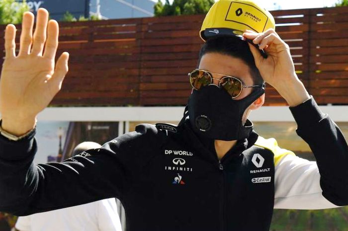 Penonton di F1 Australia menggunakan masker muka di tengah ancaman wabah virus Corna
