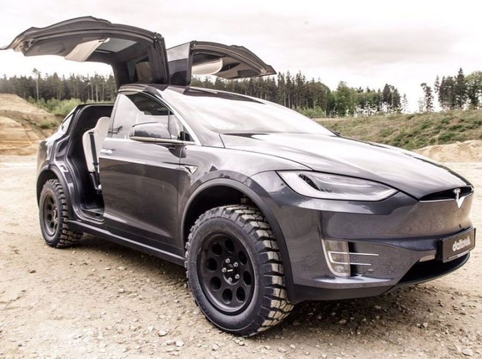 Modifikasi Tesla Model X bergaya off-road