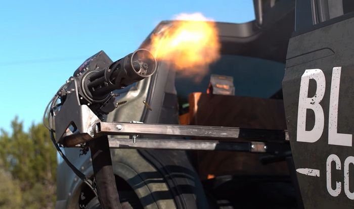 Senjata serbu tipe M61 Vulcan di modifikasi Tesla Model X