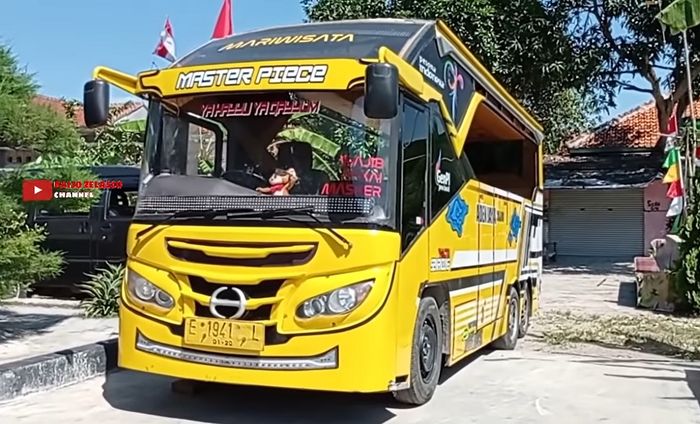 Suzuki Carry Futura dimodif jadi odong-odong berwujud bus tronton