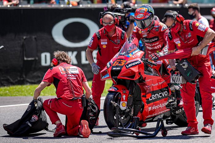 Francesco Bagnaia minta maaf kepada tim Ducati karena melakukan kesalahan di MotoGP Italia 2021 dan juga tidak bisa konsentrasi saat balapan karena Jason Dupasquier meninggal dunia