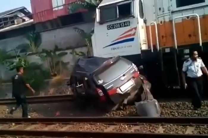 Toyota Avanza tertabrak kereta di Bulak Kapal, Bekasi