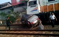 Ngeri! Toyota Avanza Mesinnya Mati Di Tengah Pelintasan, Ditabrak Kereta Api Sampai Dua Kali