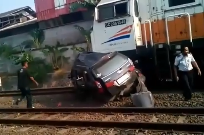 Toyota Avanza tertabrak kereta di Bulak Kapal, Bekasi