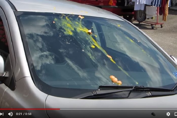 Screenshot percobaan kaca mobil dilempar telur